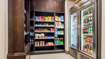 Un refrigerador repleto de aperitivos y bebidas, con diversas opciones de comida y refrescos.
