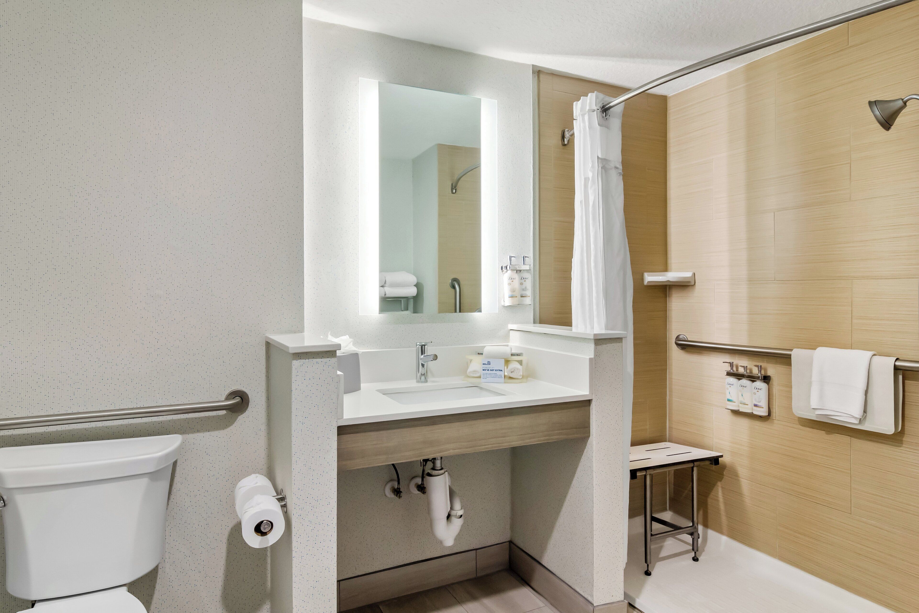 Un baño moderno con inodoro, lavamanos y ducha.