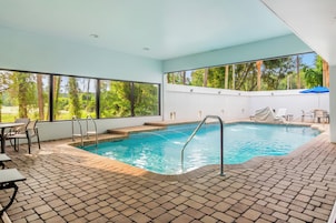 Piscina externa, funciona das 8h às 22h, guarda-sóis, espreguiçadeiras