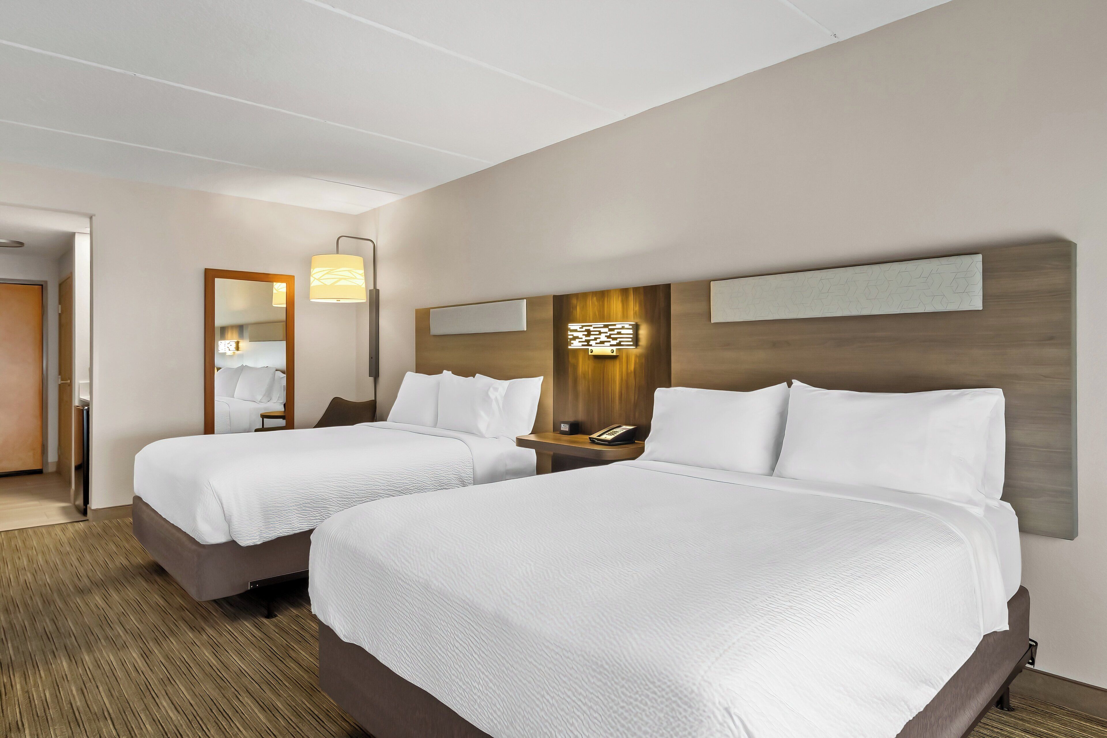 خزنة داخل الغرفة ومكتب وستائر تعتيم ومكواة/لوح كي