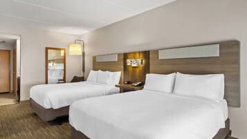 Caixa forta a l'habitació, escriptori i cortines opaques