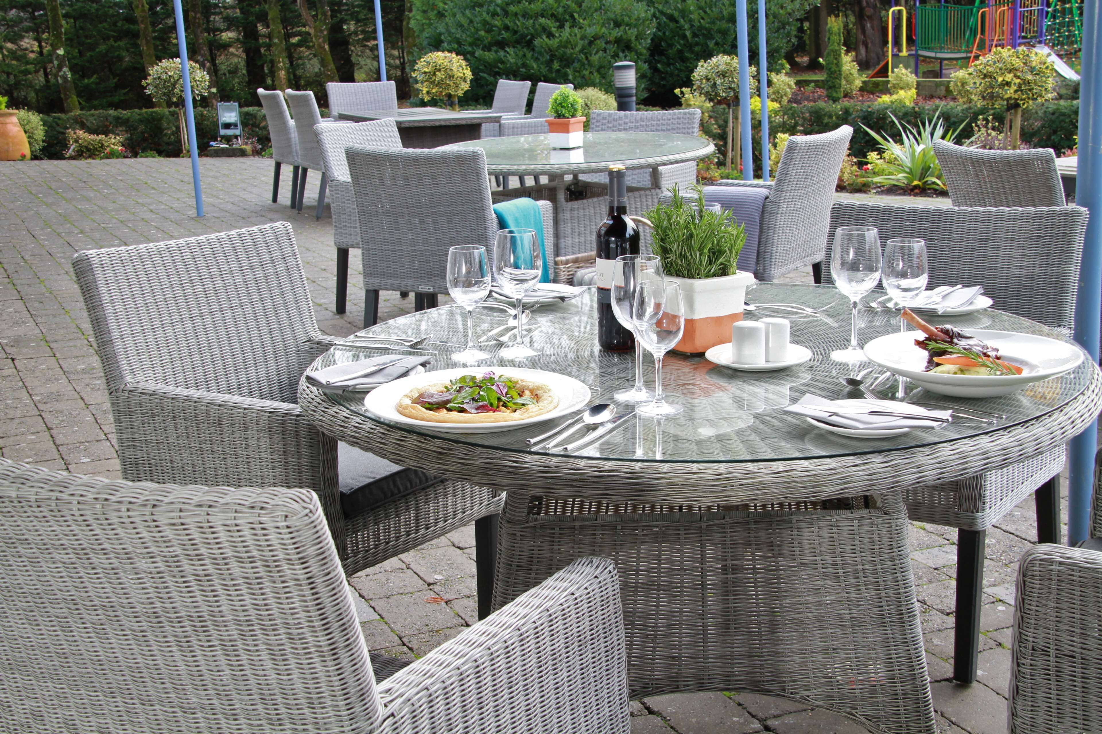 breakfast, lunch and dinner served