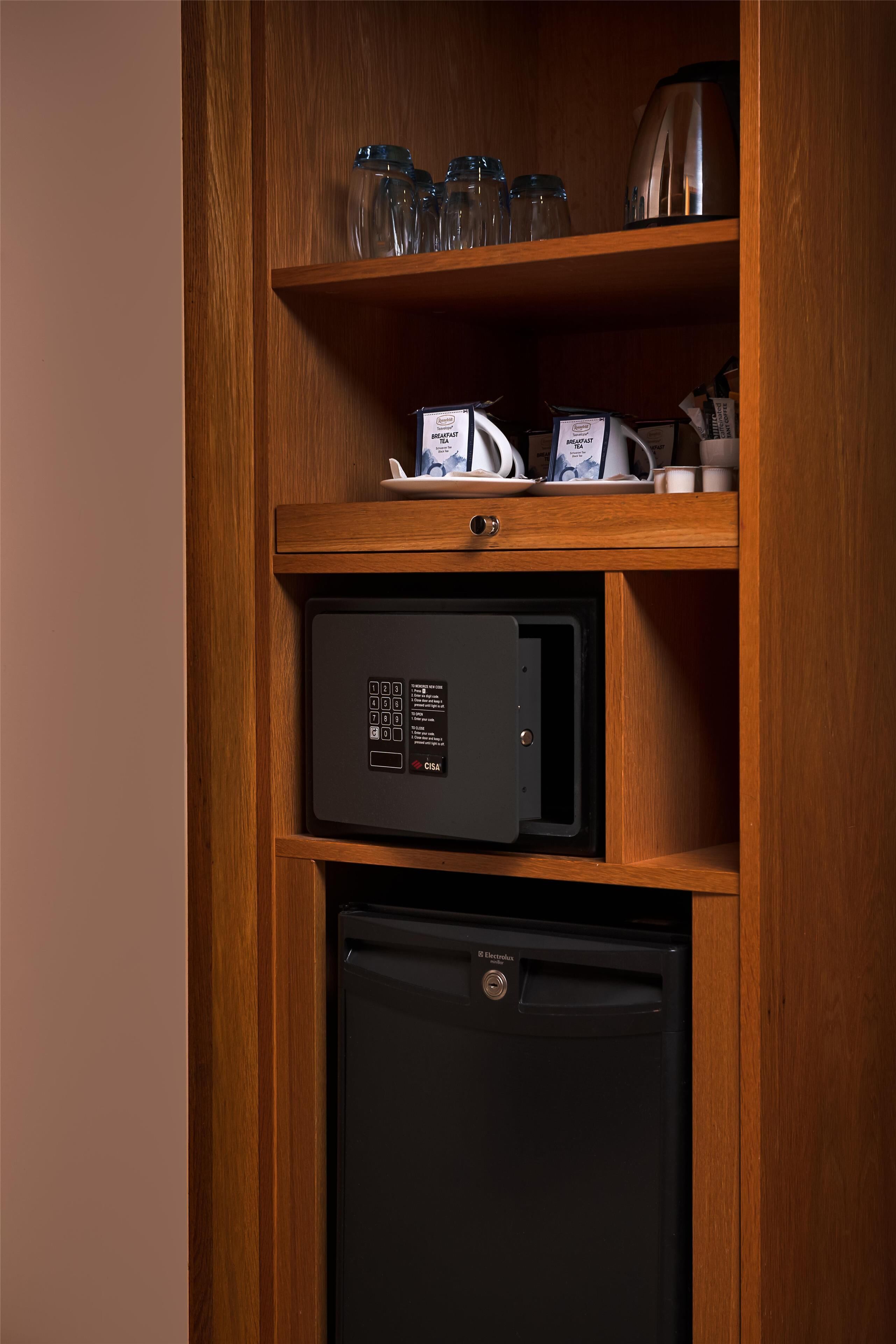 family room, garden view | room amenity