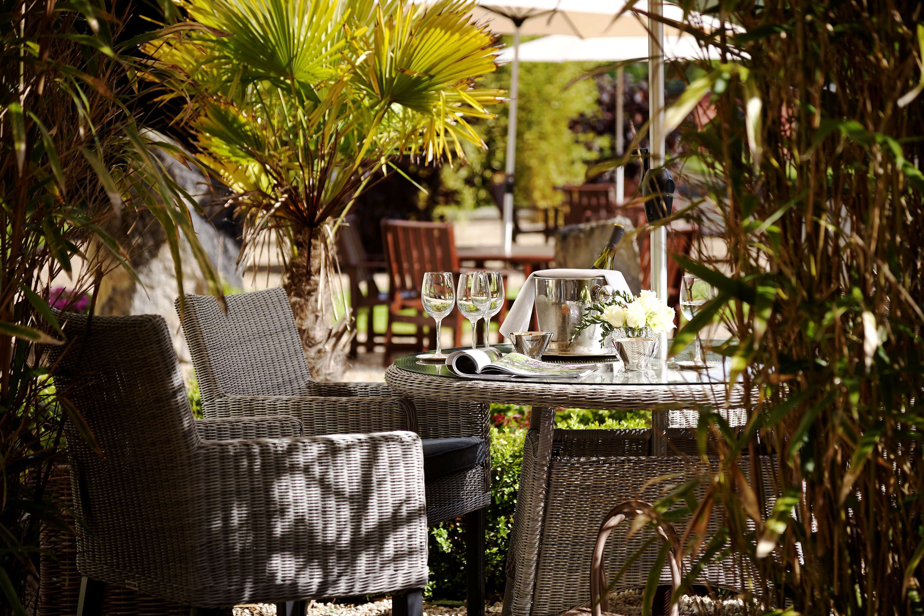 朝食、ランチ、ディナーに営業