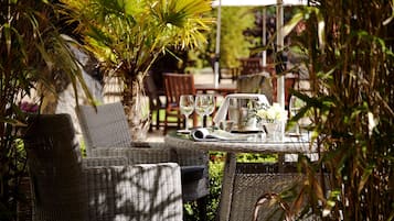 Serveert ontbijt, lunch en diner