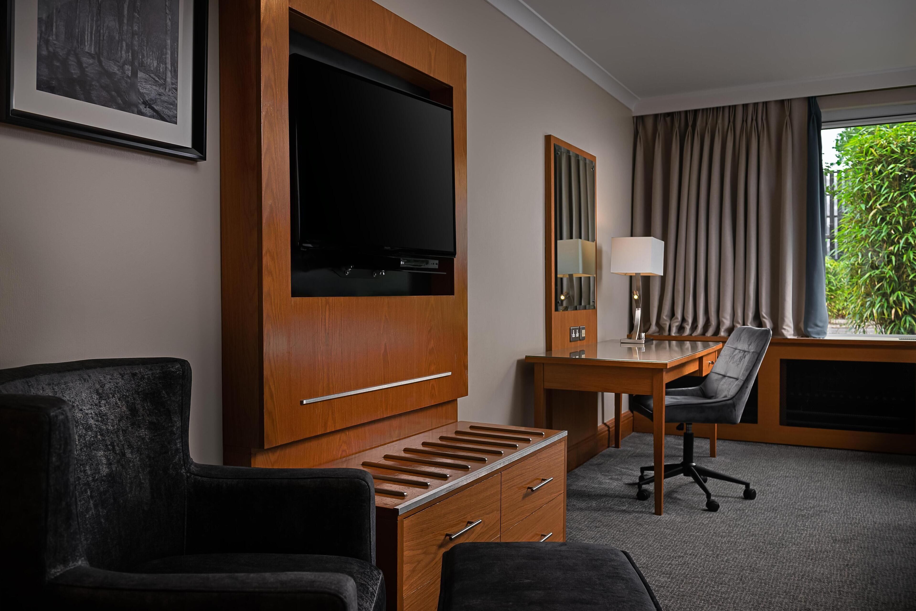 family room, garden view | premium bedding, minibar, in-room safe, desk