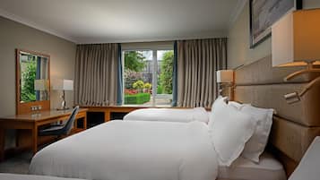 Familiekamer, uitzicht op tuin | Luxe beddengoed, een minibar, een kluis op de kamer, een bureau