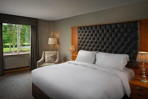 Phòng Suite | Bộ đồ giường cao cấp, minibar, két bảo mật tại phòng, bàn 