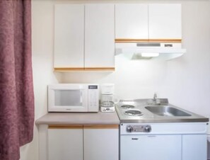Kühlschrank, Mikrowelle, Wasserkocher mit Kaffee-/Teezubehör