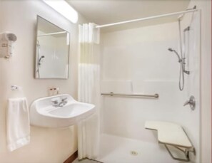 Combined shower/bathtub, free toiletries, hair dryer, towels - Ramada Limited Fort Nelson (Fort Nelson)