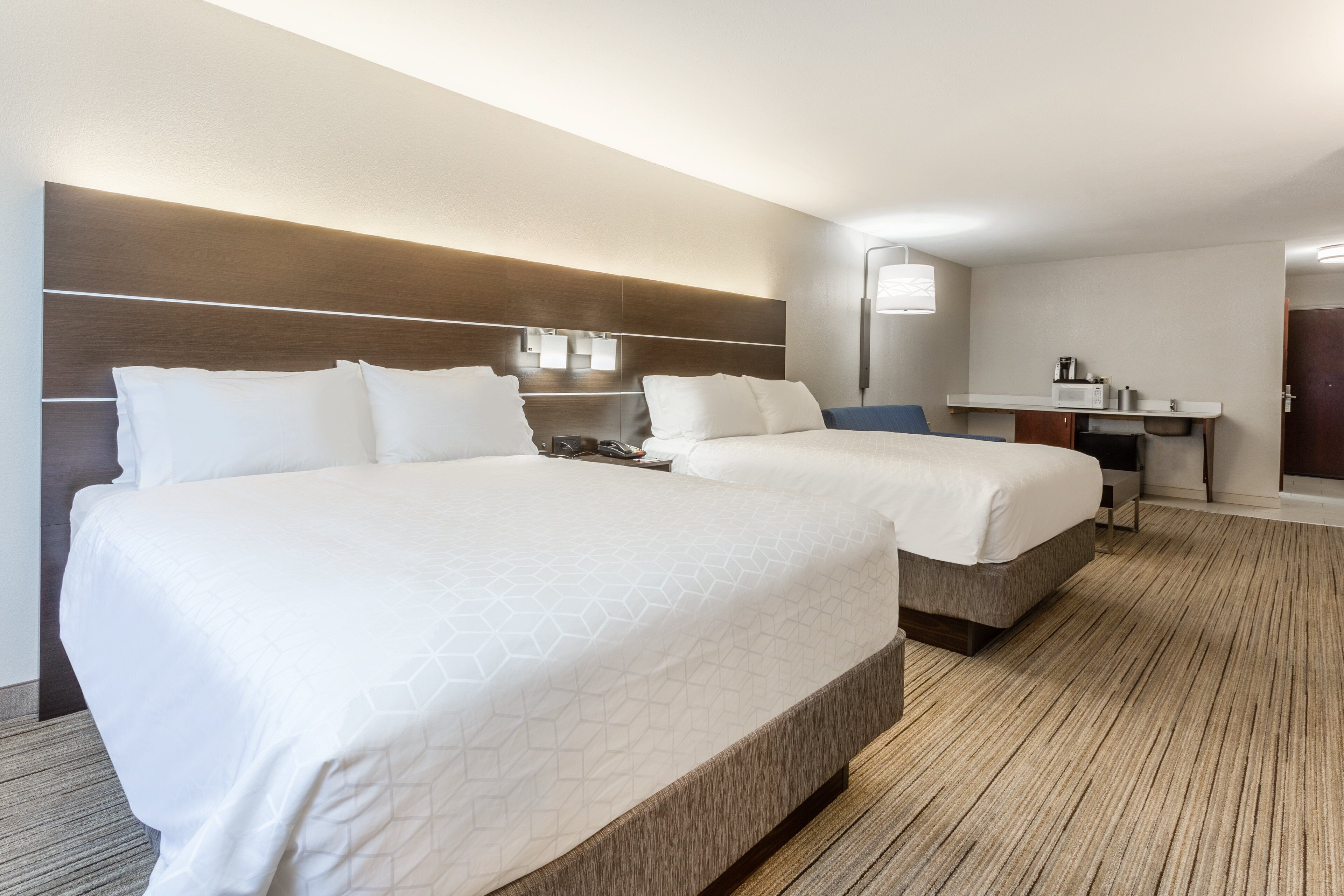 책상, 다리미/다리미판, 무료 유아용 침대, 간이 침대