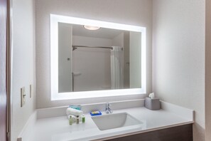 Combined shower/bathtub, hair dryer, towels
