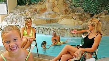 Een binnenzwembad en een buitenzwembad