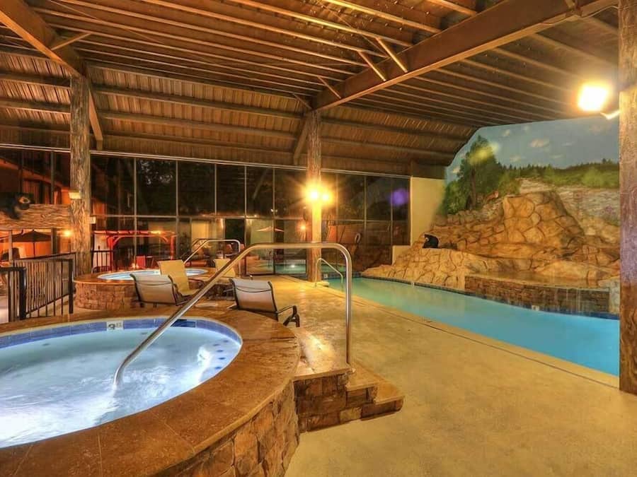 Innendørsbasseng og utendørsbasseng