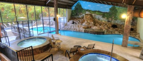 Una piscina techada, una piscina al aire libre