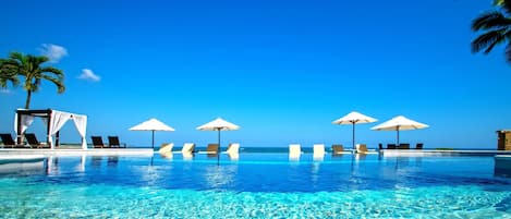 Piscine extérieure, chaises longues