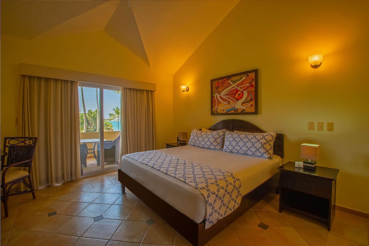 Basic Room, 1 King Bed, Sea View