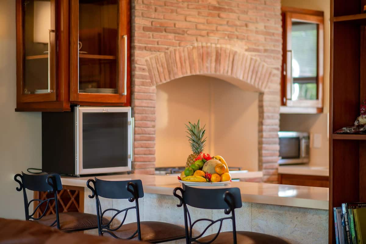 deluxe suite, 2 bedrooms, ocean view | living area