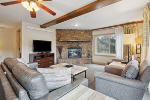 Living area - Falcon Point (Avon)