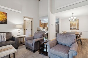 标准公寓式客房, 2 间卧室 | 起居区 | 42-英寸液晶电视（配备有线频道）、电视、DVD 播放器