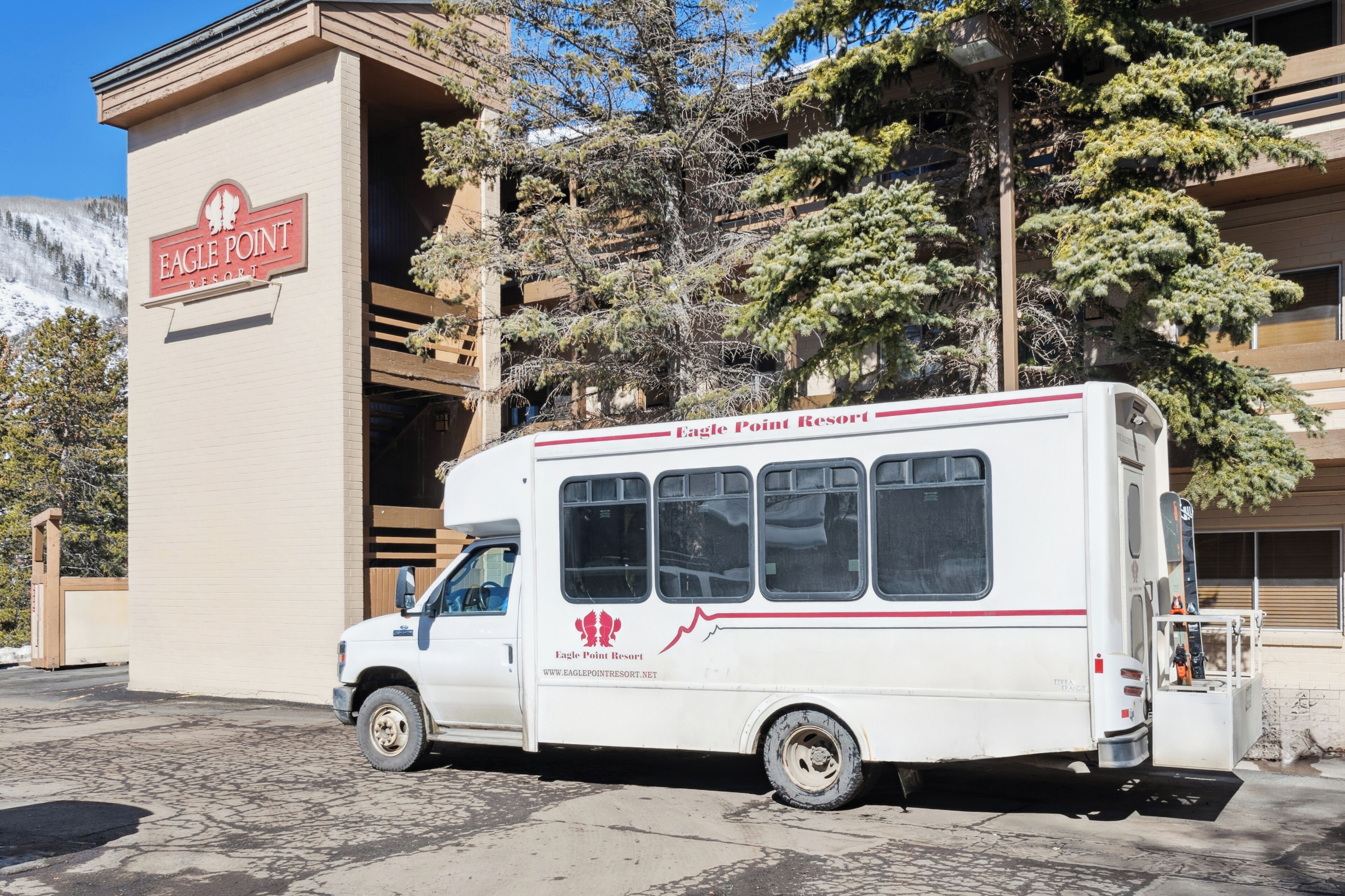 Un autobus bianco parcheggiato di fronte all'Eagle Point Resort.