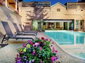 Indoor pool, outdoor pool, pool loungers - Eagle Point Resort (Vail)