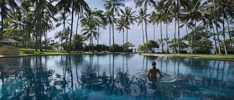 Hồ bơi ngoài trời, ghế dài tắm nắng