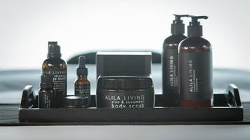 Una colección de productos de cuidado corporal Alila Living dispuesta en una bandeja.