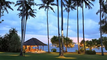 Con vista a la playa, se sirven almuerzos, cenas y happy hour