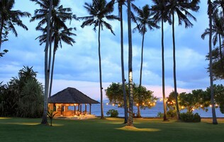 Beach views, serves lunch, dinner, and happy hour