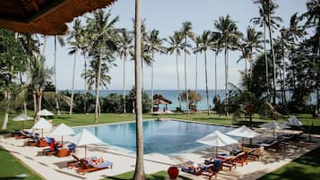 Ulkouima-allas, aurinkotuoleja