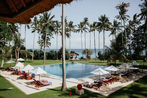 Ulkouima-allas, aurinkotuoleja