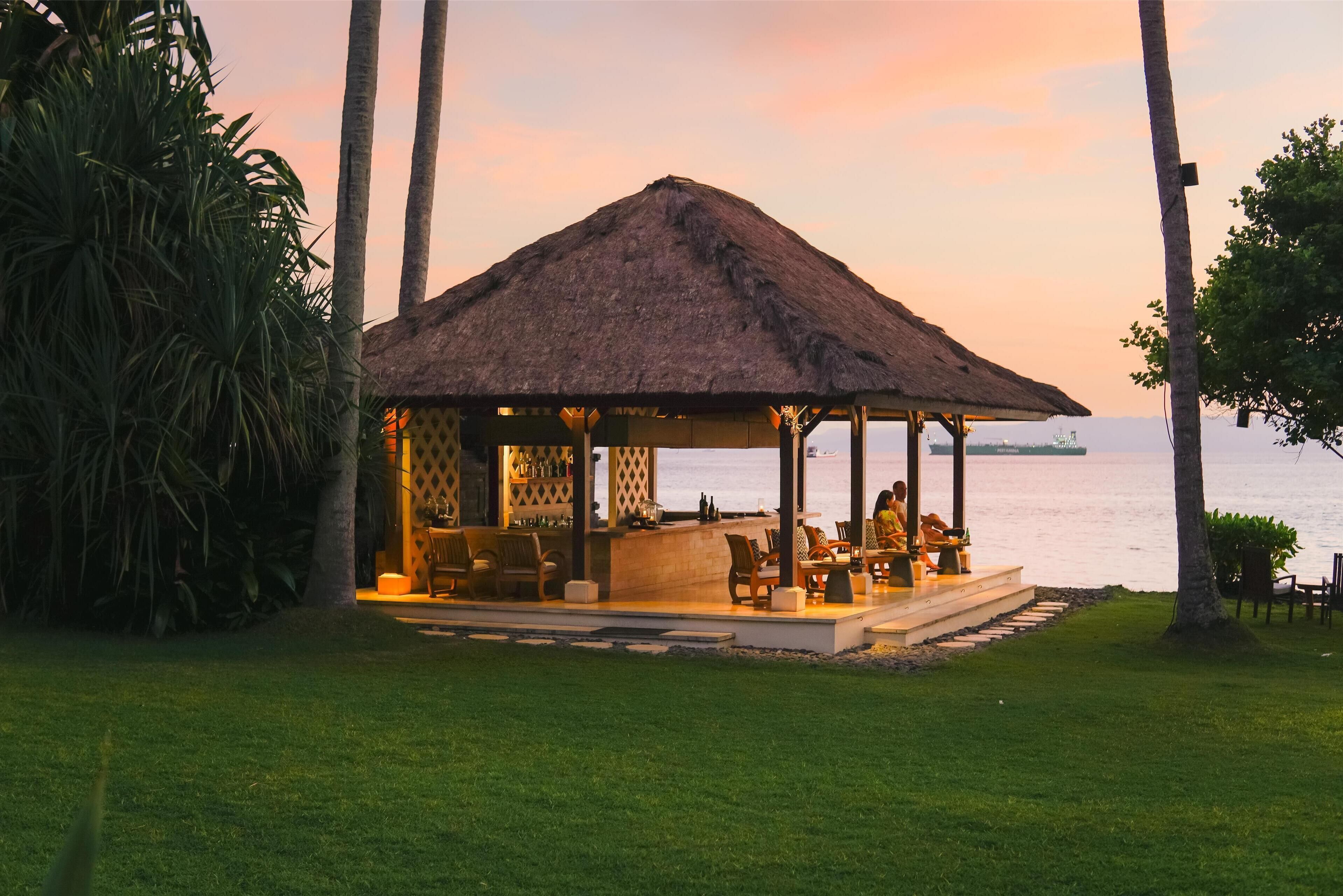 beach views, serves lunch, dinner and happy hour