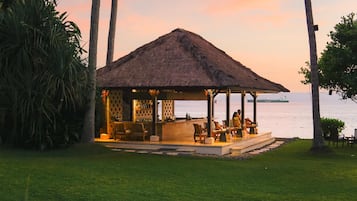 Strandzicht, serveert lunch, diner en happy hour