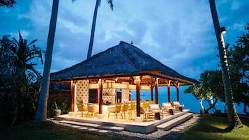 ビーチビュー、ランチ、ディナー、ハッピーアワー (サービス タイム)に営業