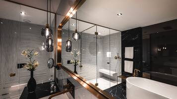 Deluxe Suite | Hypo-allergenic bedding, minibar, in-room safe, individually decorated