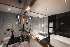Suite Deluxe | Roba de llit hipoal·lergògena, minibar i caixa forta a l'habitació 