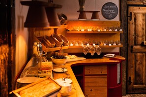 Petit déjeuner continental servi tous les jours en supplément