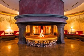 Salas de tratamiento para parejas, un sauna, una bañera de hidromasaje