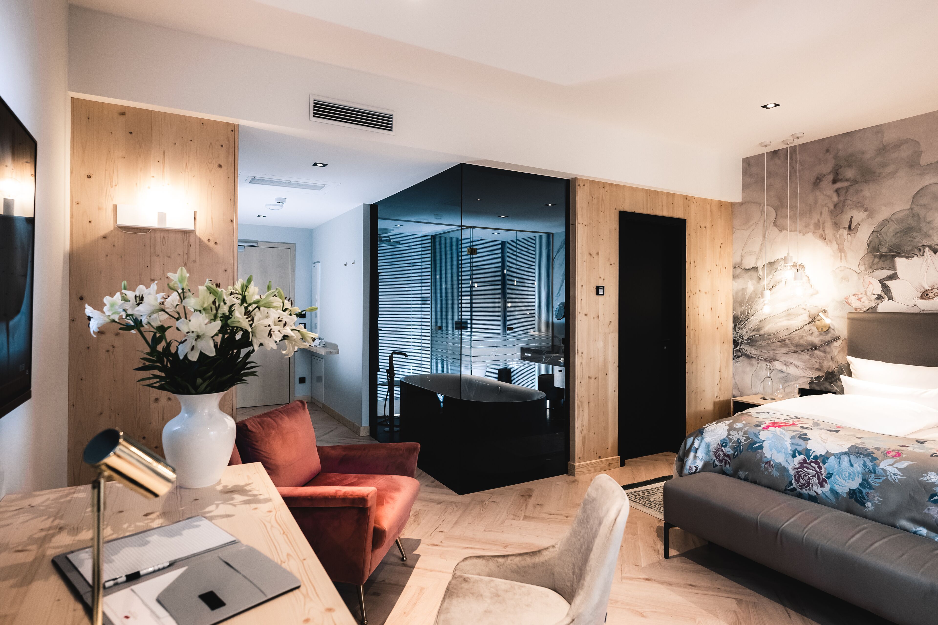 Deluxe Suite | Hypo-allergenic bedding, minibar, in-room safe, individually decorated