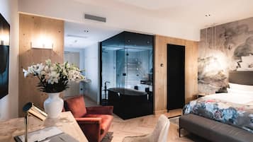 Deluxe Suite | Hypo-allergenic bedding, minibar, in-room safe, individually decorated