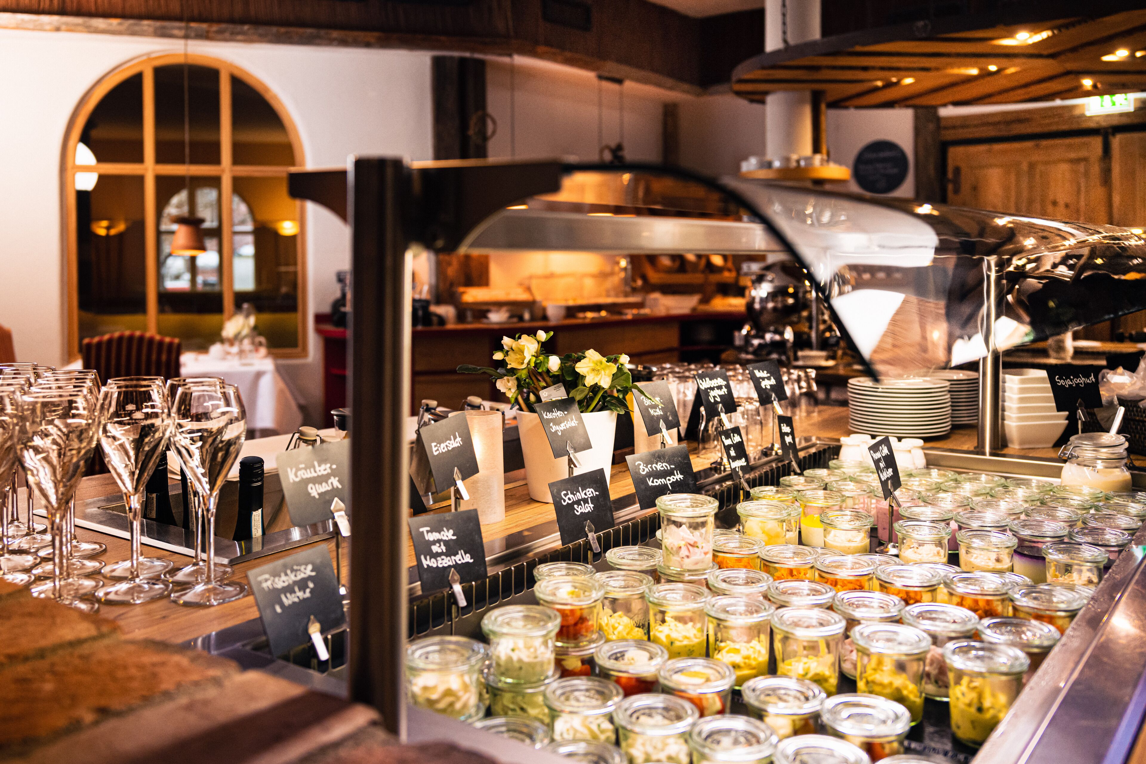 Daily continental breakfast (EUR 22.50 per person)