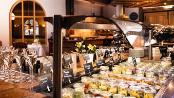 Daily continental breakfast (EUR 22.50 per person)