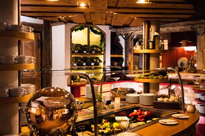 Café da manhã continental todos os dias (EUR 22.50 por pessoa) 