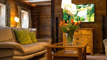 Traditional Suite | Hypo-allergenic bedding, minibar, in-room safe, individually decorated