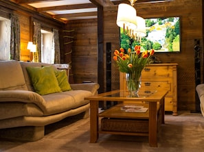 Traditional Suite | Hypo-allergenic bedding, minibar, in-room safe, individually decorated