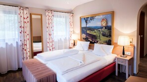 Double Room | Minibar, in-room safe, desk, rollaway beds - Hotel Zum Kreuz (Glottertal)