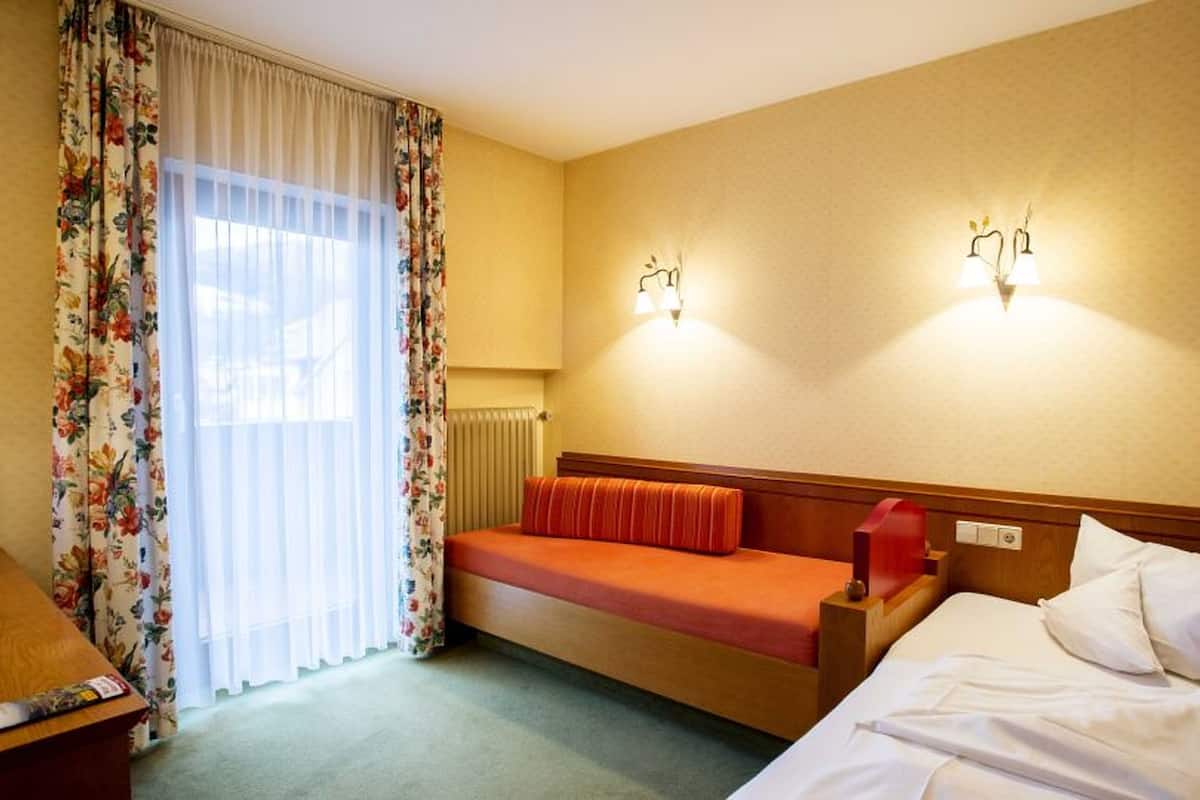 Minibar, coffres-forts dans les chambres, bureau
