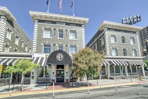 Un hôtel reconnaissable à son enseigne bien visible « Peery Hotel », à son style architectural classique et à son entrée centrale surmontée d’un auvent.
