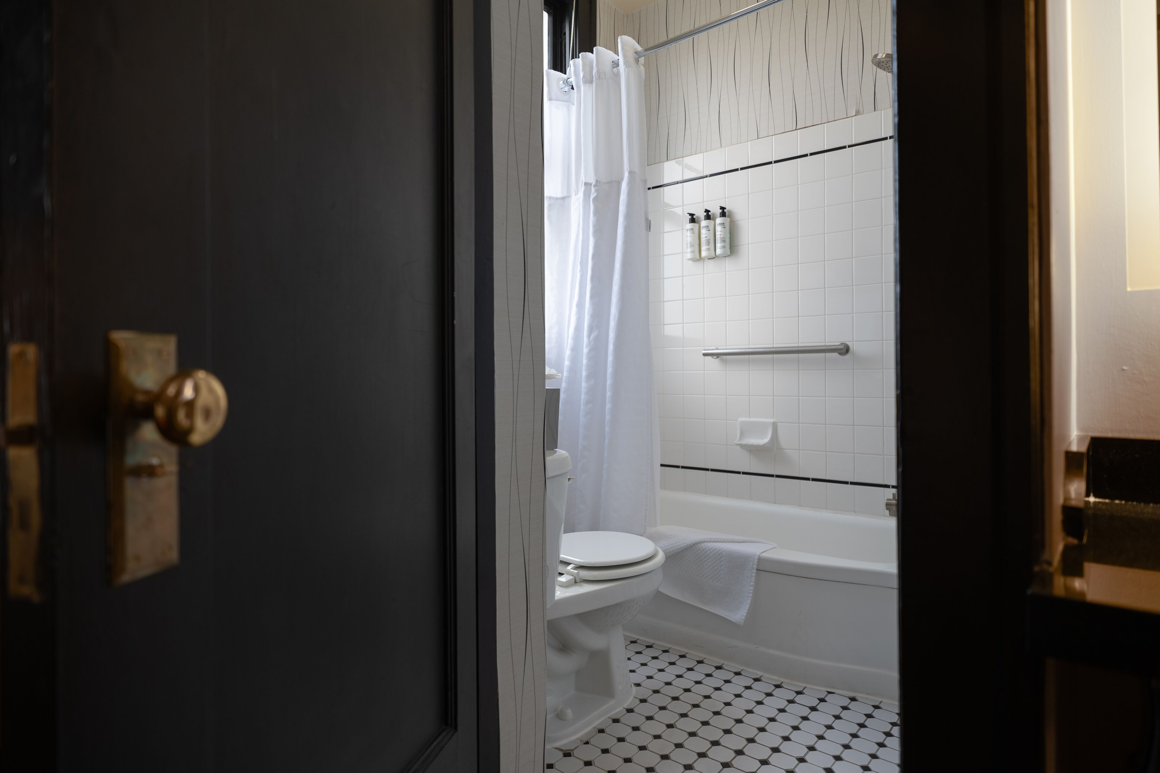 suite, 1 bedroom | bathroom | combined shower/bathtub, designer toiletries, hair dryer, bathrobes